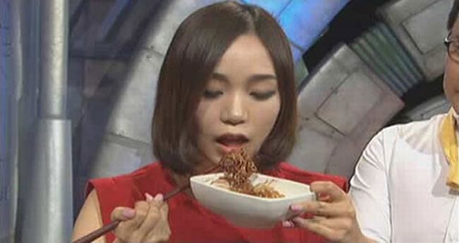Cô Kim Do-yeon, 21 tuổi người Hàn Quốc có sở thích đặc biệt với sô-cô-la. Cô có thể ăn nó hàng ngày với số lượng lớn mà không hề thấy ngán. Trong một chương trình truyền hình, Yeon cho biết, một mình cô đã ăn hết hơn 1,2 tấn sô-cô-la trong 6 năm qua.