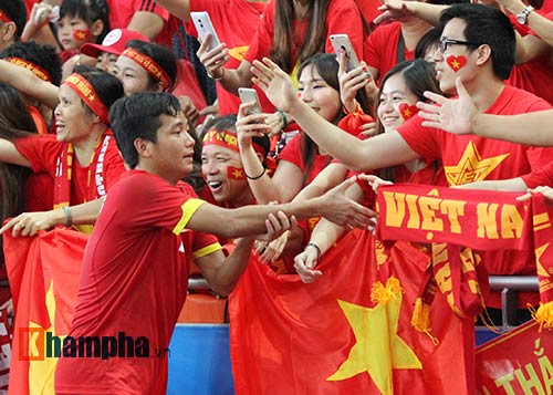 Đại thắng Indonesia, U23 Việt Nam bị fan nữ "lột" áo - 8