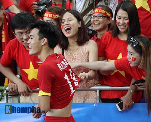 Đại thắng Indonesia, U23 Việt Nam bị fan nữ "lột" áo - 13