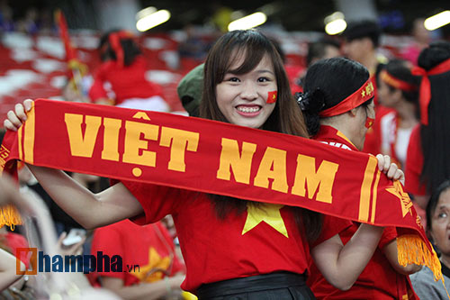 Đại thắng Indonesia, U23 Việt Nam bị fan nữ "lột" áo - 1