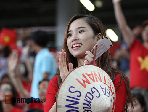 Đại thắng Indonesia, U23 Việt Nam bị fan nữ "lột" áo - 3