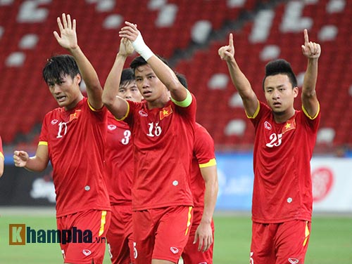 Đại thắng Indonesia, U23 Việt Nam bị fan nữ "lột" áo - 7