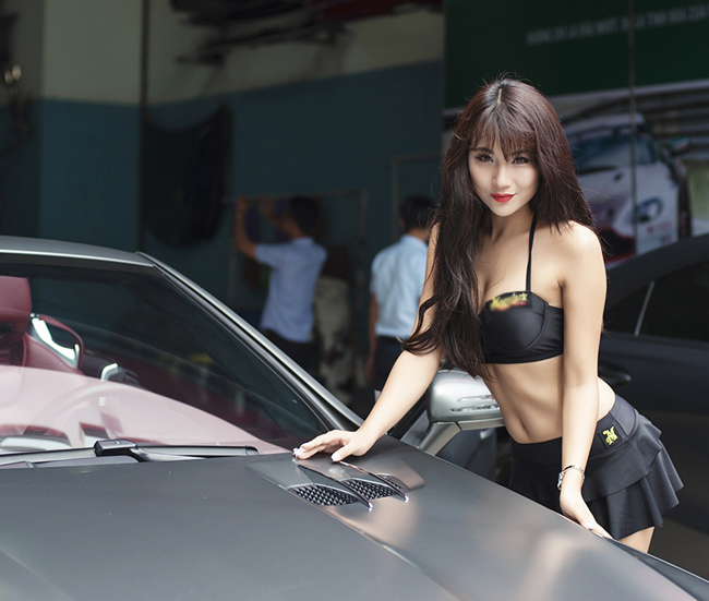 Hot girl Nga Tây ăn mặc gợi cảm tạo dáng bên ô tô