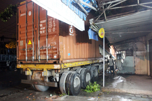 Xe container tông sập tường 2 nhà dân ở Sài Gòn - 1