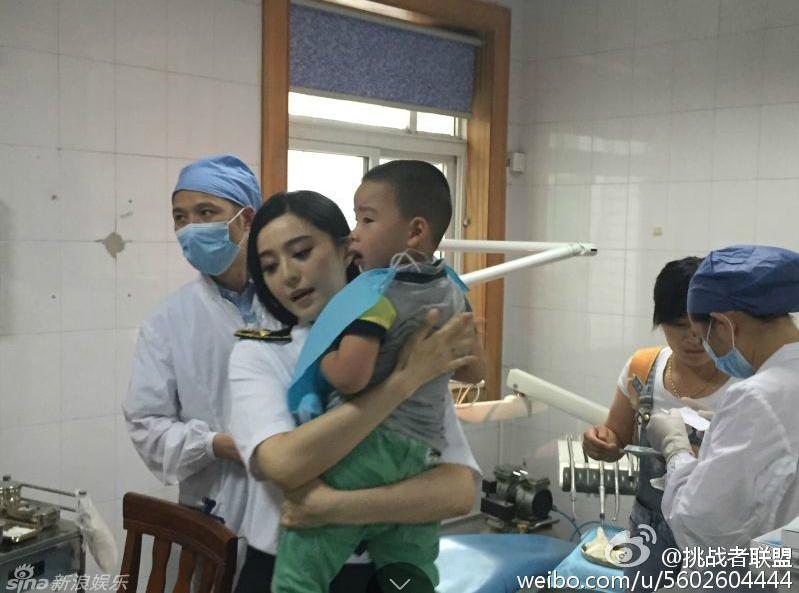 Phạm Băng Băng sốt sắng cứu em bé gặp tai nạn - 1
