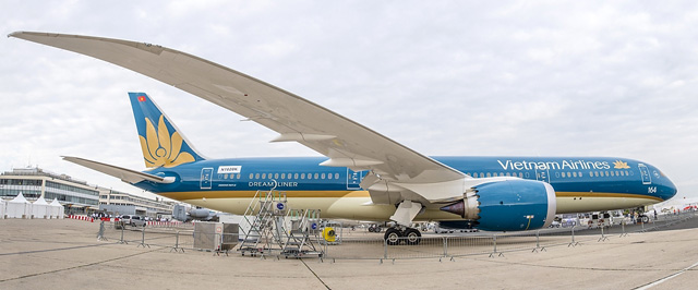 Boeing 787 của VNA cất cánh thẳng đứng tại Paris - 1
