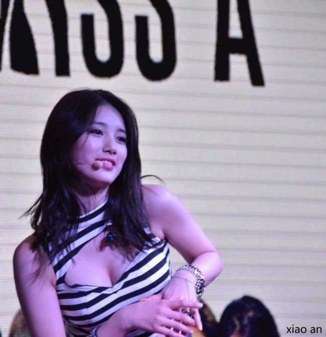 10 pha tranh cãi vì mặc khiêu khích của nữ ca sỹ Hàn - 3