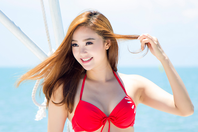 Trong một lần đóng clip quảng cáo, Minh Hằng từng khiến fan ngỡ ngàng với vóc dáng rất chuẩn và làn da trắng ngần, được tôn lên bởi chiếc bikini đỏ. 