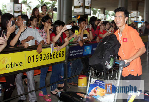 "Rừng fan" chào đón U23 Việt Nam về nước - 5