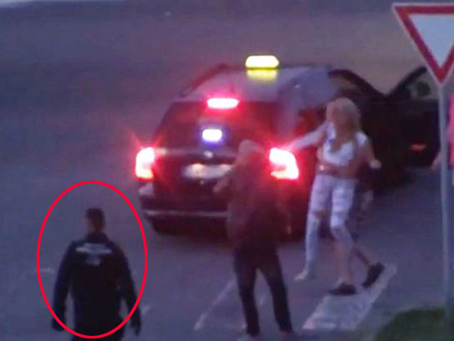 Video: Cảnh sát thờ ơ nhìn thiếu nữ bị nhét vào cốp xe - 1