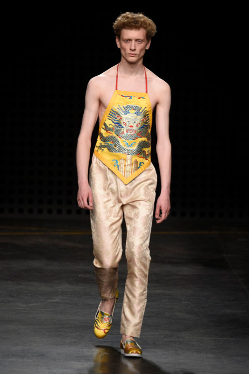 Áo yếm nữ gây sốc trên sàn diễn thời trang nam - 2