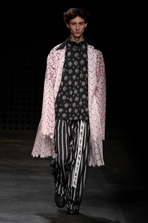 Áo yếm nữ gây sốc trên sàn diễn thời trang nam - 4