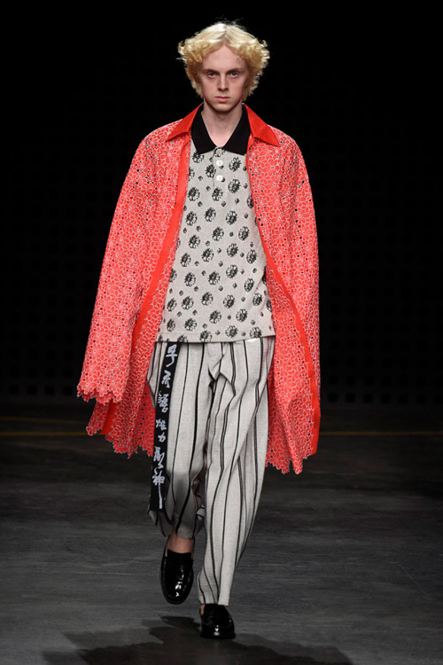 Áo yếm nữ gây sốc trên sàn diễn thời trang nam - 3