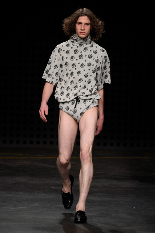 Áo yếm nữ gây sốc trên sàn diễn thời trang nam - 13