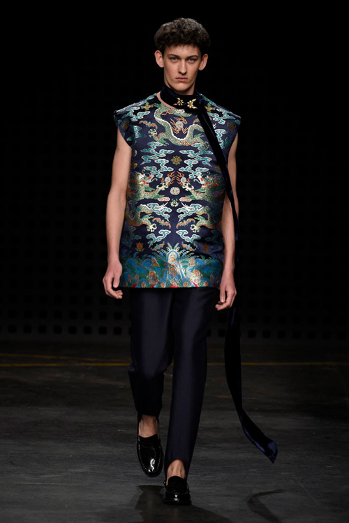 Áo yếm nữ gây sốc trên sàn diễn thời trang nam - 4