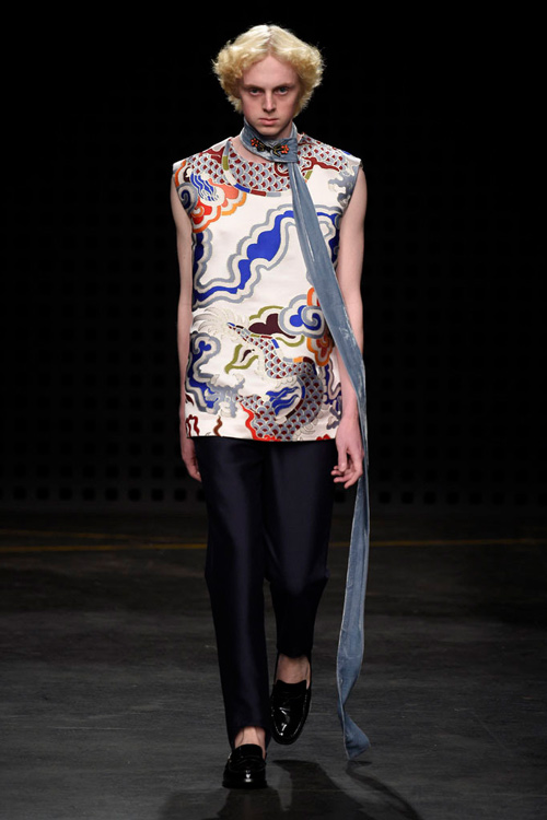 Áo yếm nữ gây sốc trên sàn diễn thời trang nam - 2