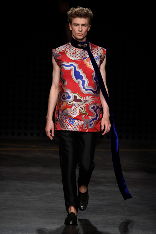 Áo yếm nữ gây sốc trên sàn diễn thời trang nam - 3