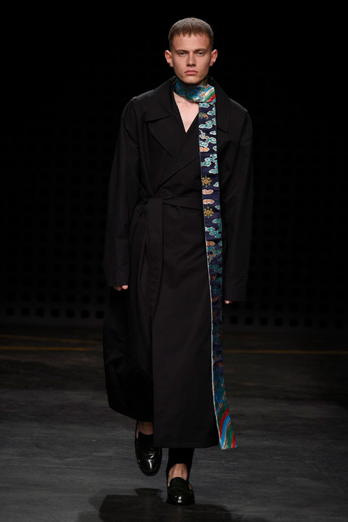 Áo yếm nữ gây sốc trên sàn diễn thời trang nam - 16