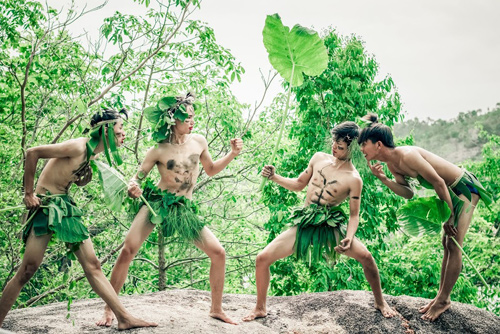 Teen Gia Lai dùng lá cây đóng khố chụp ảnh kỷ yếu - 3