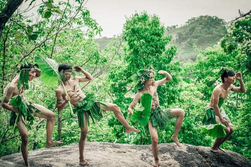 Teen Gia Lai dùng lá cây đóng khố chụp ảnh kỷ yếu - 5