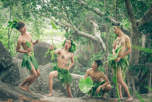 Teen Gia Lai dùng lá cây đóng khố chụp ảnh kỷ yếu - 4