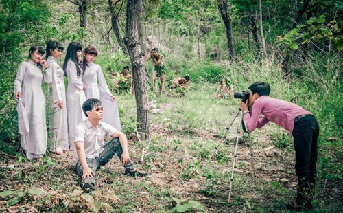 Teen Gia Lai dùng lá cây đóng khố chụp ảnh kỷ yếu - 7