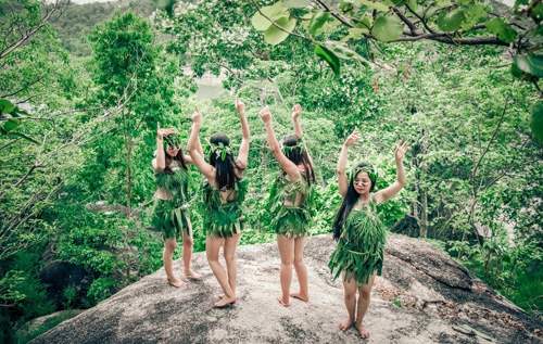 Teen Gia Lai dùng lá cây đóng khố chụp ảnh kỷ yếu - 11