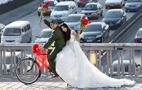 Các cặp uyên ương Trung Quốc lao đao lo chuyện cưới xin - 2