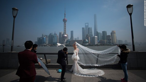 Các cặp uyên ương Trung Quốc lao đao lo chuyện cưới xin - 1