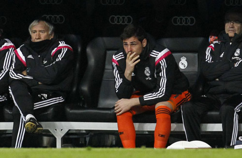 Bị De Gea đánh bật, Casillas có 5 "bến đỗ" để chọn - 1