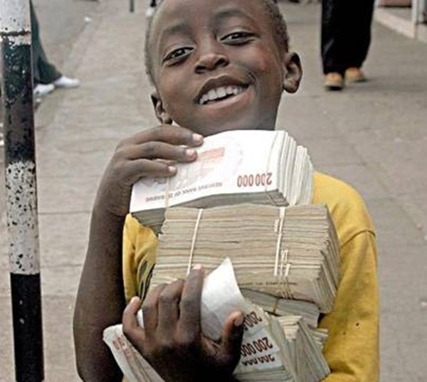 Vì sao "tỷ phú" Zimbabwe không thích đổi tiền? - 1