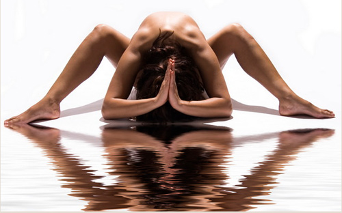 5 lợi ích tuyệt vời của môn yoga khỏa thân - 1