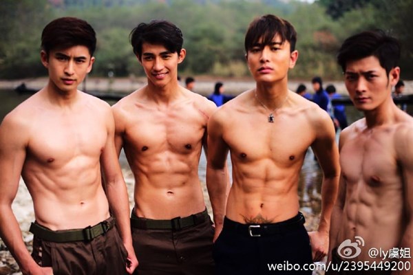 Dàn trai đẹp 6 múi duyệt binh khiến fan “mê mẩn“ - 3