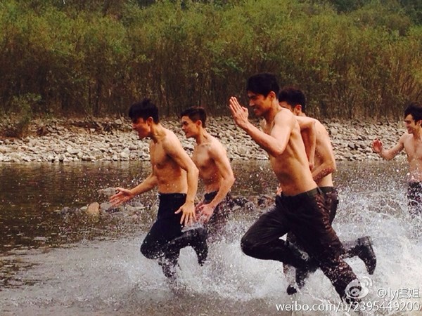 Dàn trai đẹp 6 múi duyệt binh khiến fan “mê mẩn“ - 6