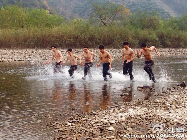 Dàn trai đẹp 6 múi duyệt binh khiến fan “mê mẩn“ - 7