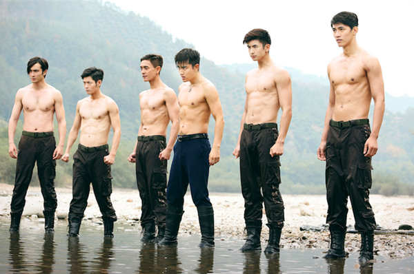 Dàn trai đẹp 6 múi duyệt binh khiến fan “mê mẩn“ - 2