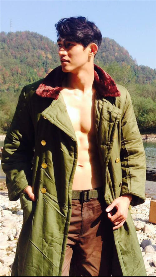 Dàn trai đẹp 6 múi duyệt binh khiến fan “mê mẩn“ - 9