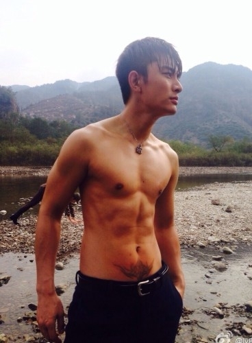 Dàn trai đẹp 6 múi duyệt binh khiến fan “mê mẩn“ - 11