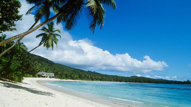 5. Petite Anse, La Digue, Seychelles:&nbsp;Petite Anse tựa như bãi biển hẻo lánh của Robin Crusoe với bãi cát hình vành trăng lưỡi liềm, tô điểm bằng những rặng dừa. Bãi biển còn hoang sơ đến mức phương tiện vận chuyển chủ yếu là những chiếc xe bò kéo, và chỉ có 4 nhà hàng trên cả hòn đảo.
