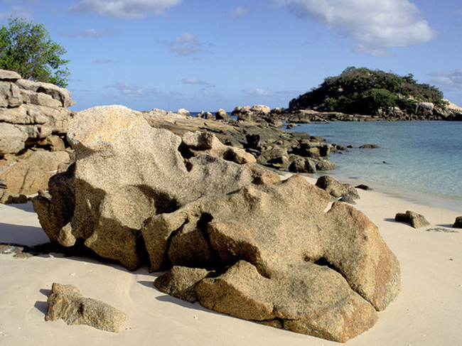 9. Bãi biển Anchor Bay, Đảo Lizard, Great Barrier Reef, Australia:&nbsp;Mặc dù có 24 bãi biển trên đảo Lizard, nhưng Anchor Bay được cho là nơi yên bình nhất. Nơi đây dành riêng cho khách của khu nghỉ dưỡng. Bạn sẽ tìm thấy một quán bar ở cuối bãi biển để thưởng thức một ly cocktail mát lạnh sau khi nằm dài trên biển.
