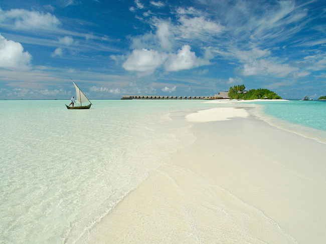 1. Đảo Cocoa, Makunufushi, nam Malé Atoll, Maldives: Gần như rất khó để chọn ra bãi biển thư giãn nhất trong số hàng trăm bãi biển ở 1.102 hòn đảo của Maldives, nhưng các độc giả của CNN travel cho rằng Cocoa là số một. Nhìn từ trên cao, đảo Cocoa như một dấu gạch chéo màu trắng của cát giữa màu xanh biếc của đại dương. Đắm mình vào khung cảnh ở nơi đây bạn mới hiểu vì sao đó là bãi biển lý tưởng nhất mà mình nên ghé thăm một lần trong đời.
