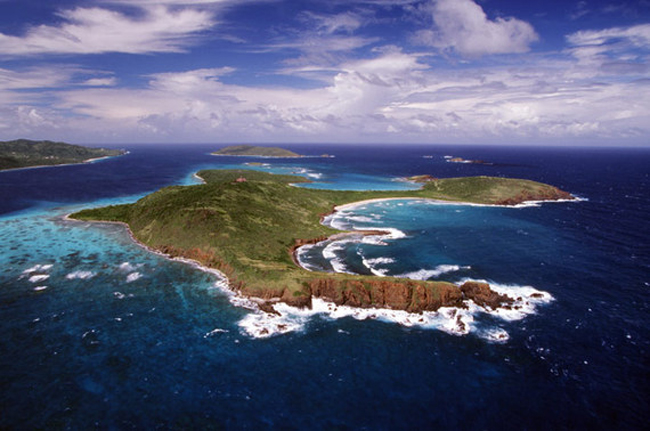 6. Culebrita, Culebra, Puerto Rico:&nbsp;Nếu bạn thực sự muốn tìm một nơi yên tĩnh, hãy bỏ qua Flamenco và đi đến bãi biển hẻo lánh nằm trên một hòn đảo nhỏ chưa phát triển ở Culebra. Bãi biển này thực sự là hòn đảo nhỏ của riêng bạn.&nbsp;Trên đảo không có cơ sở vật chất, phương tiện hay nhà hàng, chỉ có một ngọn hải đăng nhỏ xíu không hoạt động. Hãy thỏa thuê tắm biển và nằm dài trên bãi cát trắng bạc. Chỉ cần nhớ mang theo một chút đồ ăn để chống lại cơn đói.
