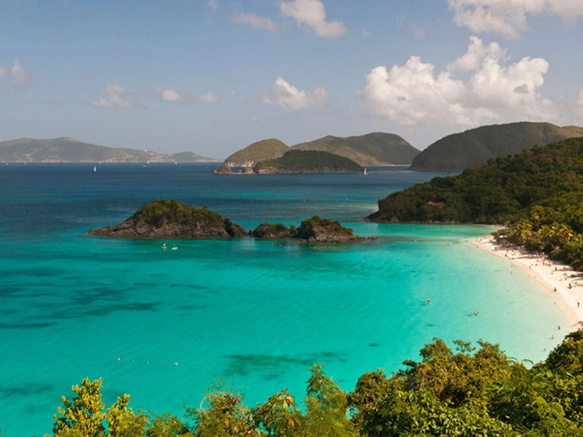 2. Bãi Honeymoon, St. John, USVI:&nbsp;Nằm trong công viên quốc gia quần đảo Virgin,&nbsp; Honeymoon là một trong 7 bãi biển ở khu nghỉ dưỡng Caneel Bay, một trong những khu nghỉ dưỡng kiểu cổ điển đặc trưng của Caribbe. Phương tiện duy nhất là thuyền hoặc đi bộ lang thang một dặm dài.Bãi biển tuyệt đẹp với cát màu trắng ngà và làn nước trong vắt.
