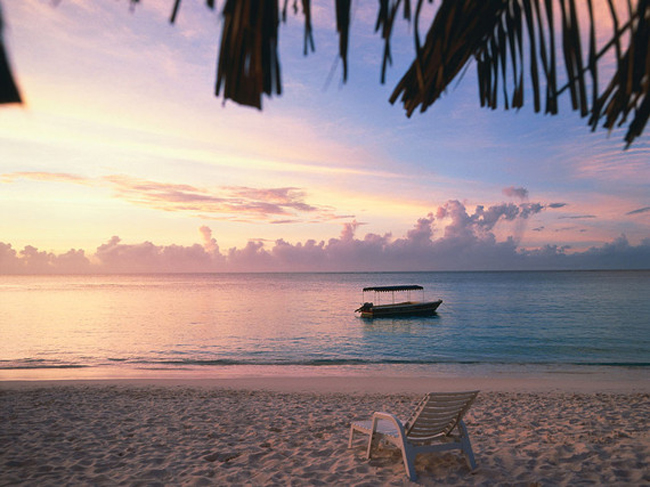 7. Vịnh Meads, Anguilla:&nbsp;Đây là một trong những bãi biển nổi tiếng ở Anguilla, mặc dù vậy nơi đây vẫn cho một cảm giác yên bình và thoải mái. Hãy thuê một chiếc ghế ở bãi biển (chỉ 3 USD cho 1 ngày), ngồi trước mặt biển Caribbean xanh mướt, và không cần làm gì cả, hãy thư giãn. Đặc biệt cảnh hoảng hôn ở đây vô cùng ngoạn mục.
