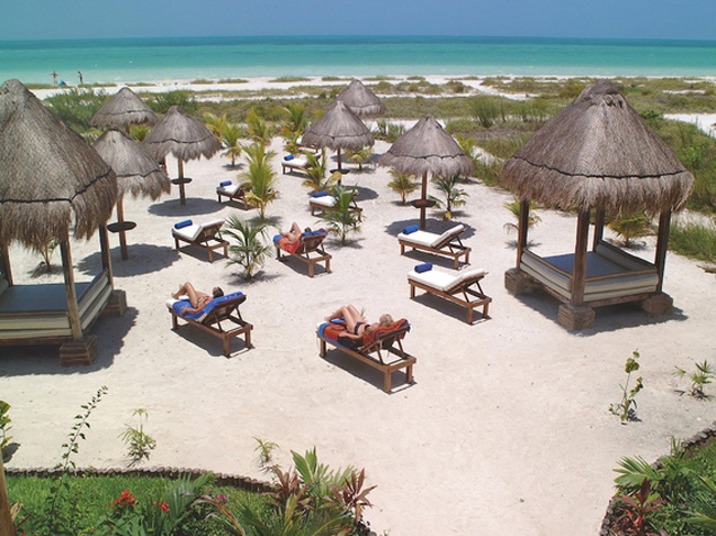 4. Punta Coco, đảo Holbox, Mexico:&nbsp;Holbox là một hòn đảo nhỏ phía tây tách ra từ đất liền ở bang Quintana Roo, Mexico. Nơi đây bạn sẽ tìm thấy sự yên tĩnh với những bãi cát hoang sơ chưa nhiều du khách biết đến. Có cảm giác như đây là một bãi biển thật bí ẩn.
