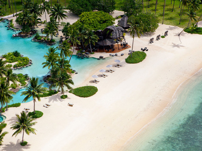 3. Vịnh Sea Grass, đảo Laucala, Fiji:&nbsp;Phải thừa nhận rằng, không có một tấc đất nào ở Laucala - một trong ba hòn đảo nhỏ phía đông của "đảo vườn" Taveuni – lại không lý tưởng cho việc thư giãn. Nhưng vịnh Sea Grass, một phần của khu nghỉ dưỡng Laucala, là một phần rất đặc biệt với bờ biển nguyên sơ của những rặng dừa, rừng nhiệt đới tươi tốt và dãy núi xanh. Đó là khung cảnh lý tưởng cho khoảng thời gian thư giãn của bạn.
