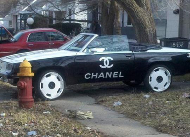 Trong tình huống thông thường, chỉ có các mô hình quảng cáo sẽ làm nổi bật logo của Chanel, chứ không phải là là chiếc xe mui trần chuyển đổi cũ này.
