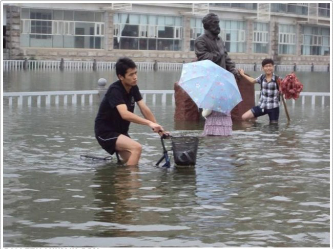 Nước mới chỉ đến gối thôi, vẫn đi tốt.
