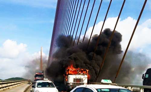 Siêu cáp cầu Bãi Cháy biến dạng sau vụ cháy xe container - 1