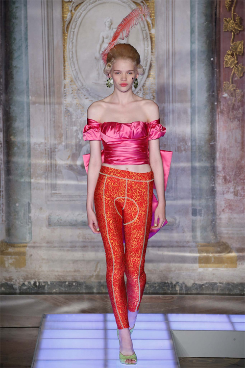 “Hoàng tử 16 tuổi” mặc màu mè diễn thời trang - 4